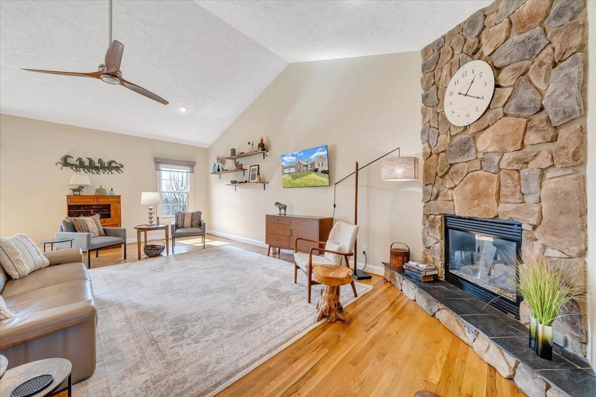 390 Stoneledge DR - Photo 17
