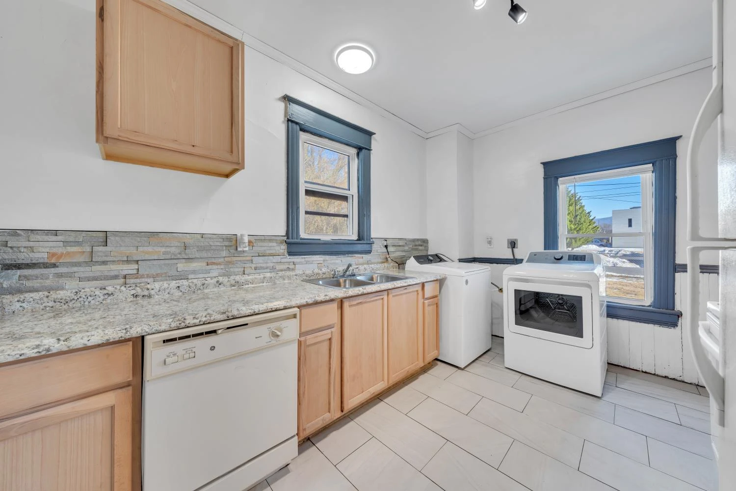 105 N Lexington AVE - Photo 4