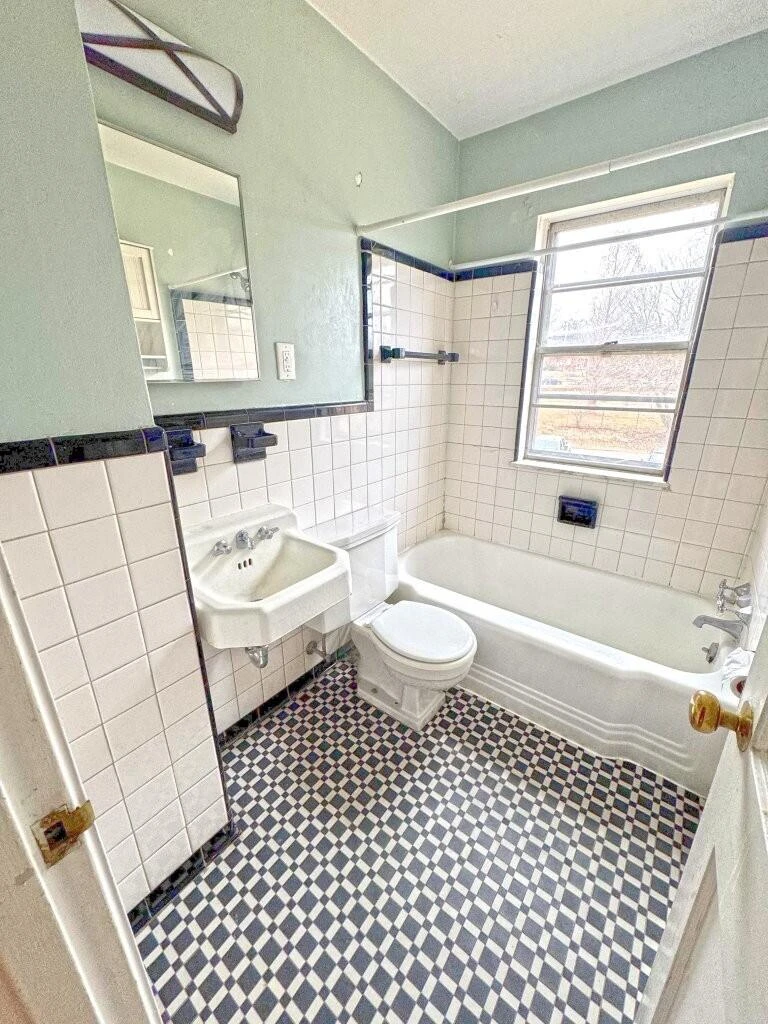 1811 Windsor AVE SW - Photo 13