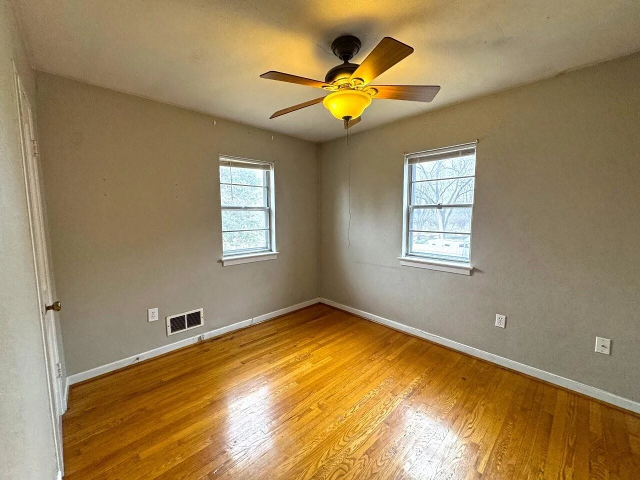 1811 Windsor AVE SW - Photo 16