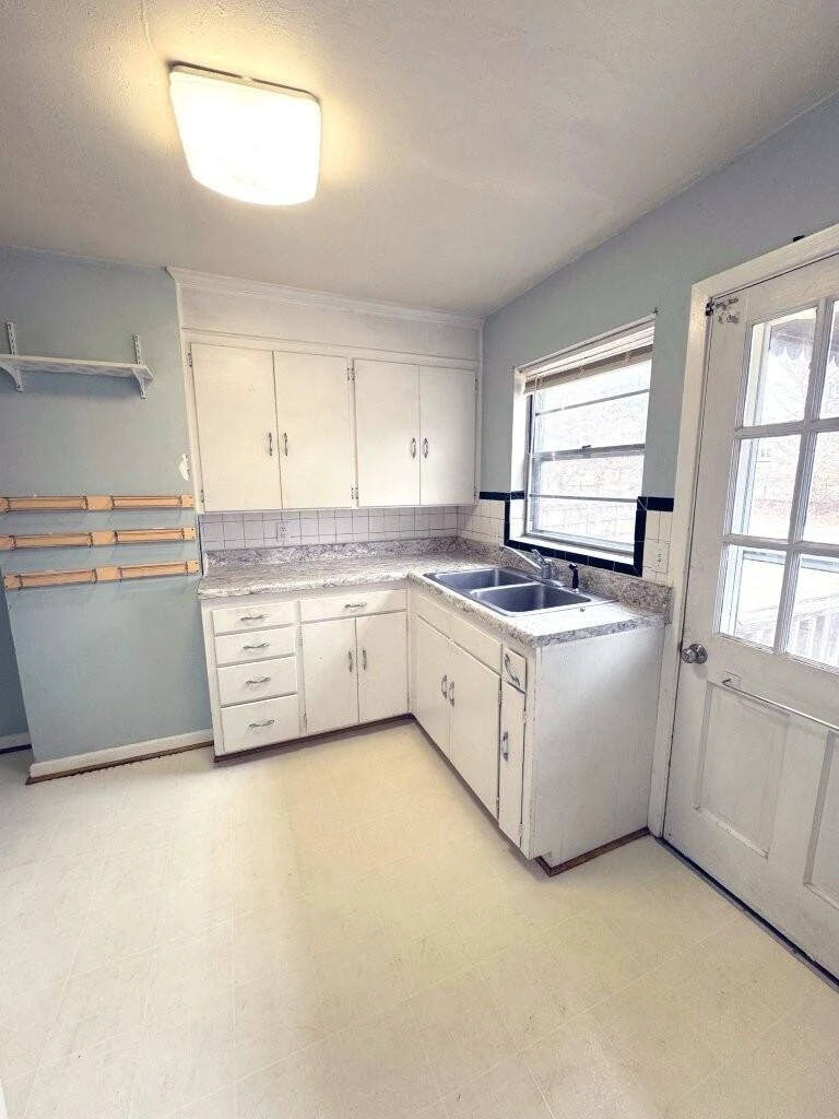 1811 Windsor AVE SW - Photo 2
