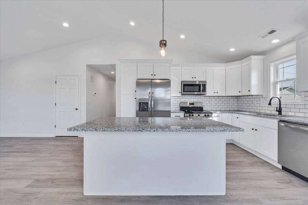 1018 Morehead AVE SE - Photo 11