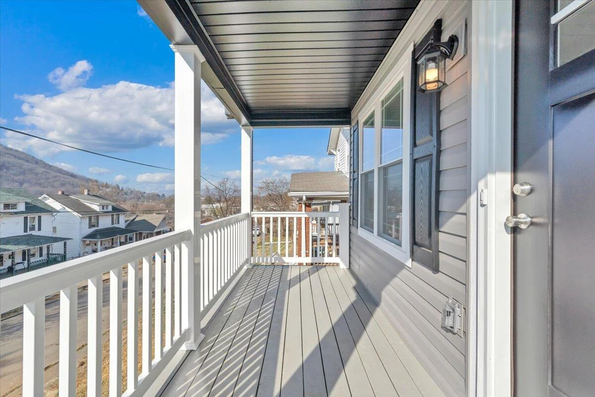 1018 Morehead AVE SE - Photo 2