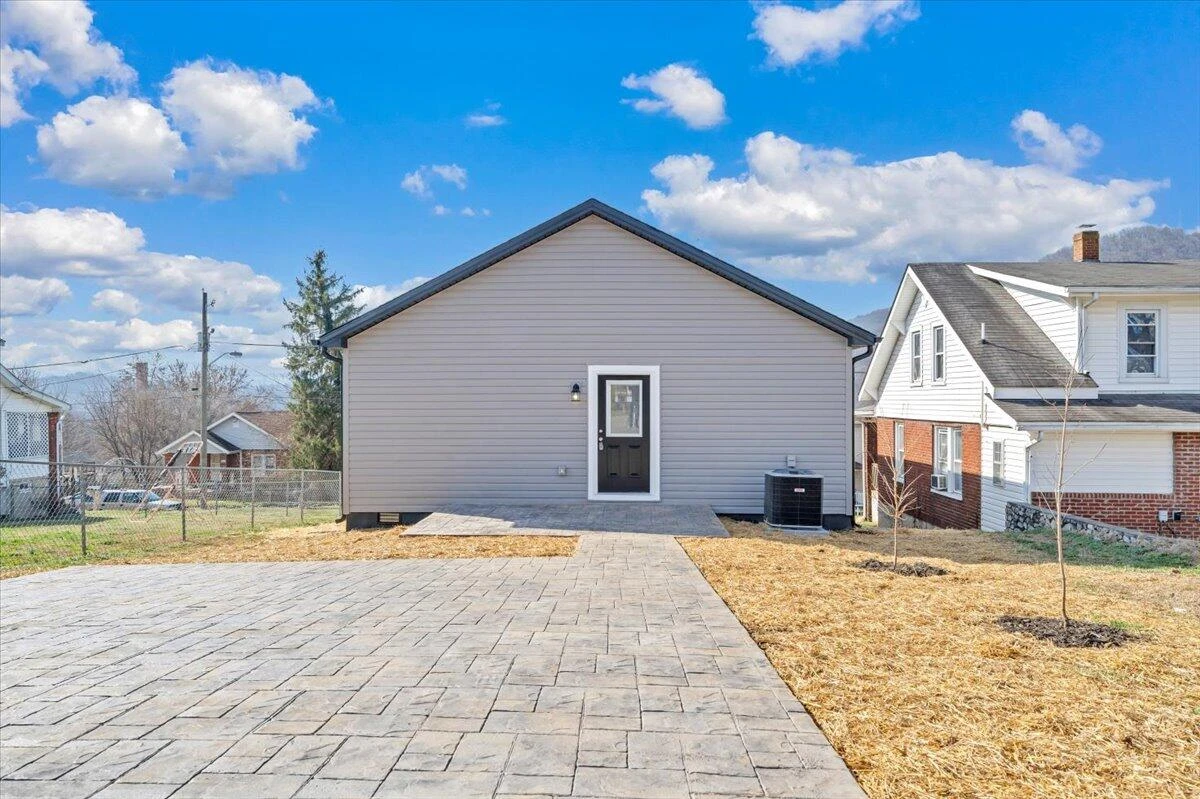 1018 Morehead AVE SE - Photo 28
