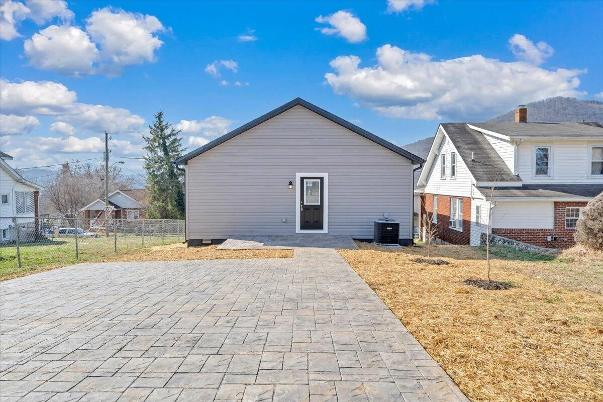 1018 Morehead AVE SE - Photo 29