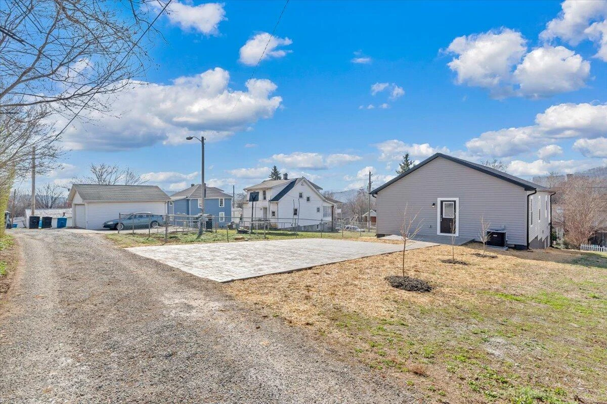 1018 Morehead AVE SE - Photo 32