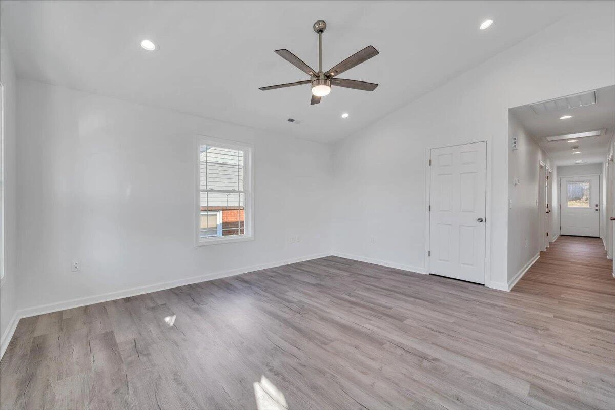 1018 Morehead AVE SE - Photo 4