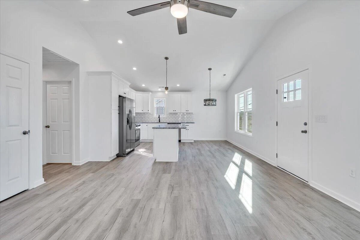 1018 Morehead AVE SE - Photo 8