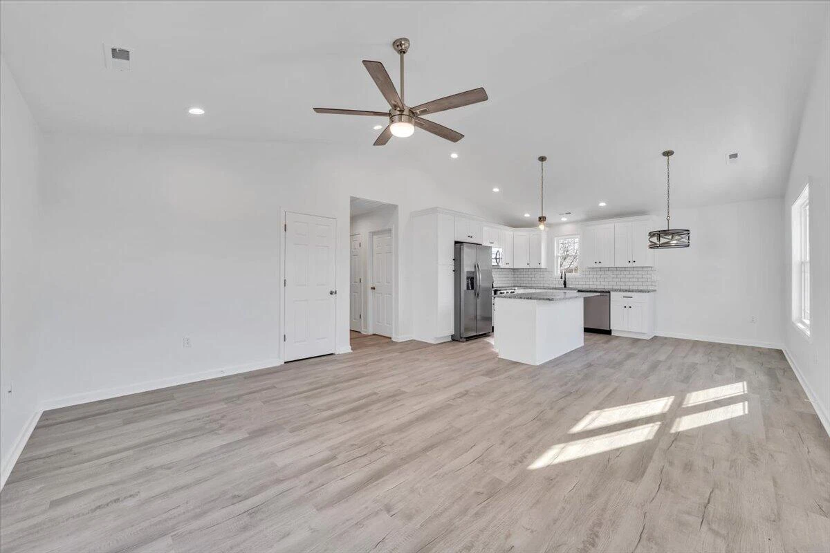 1018 Morehead AVE SE - Photo 9