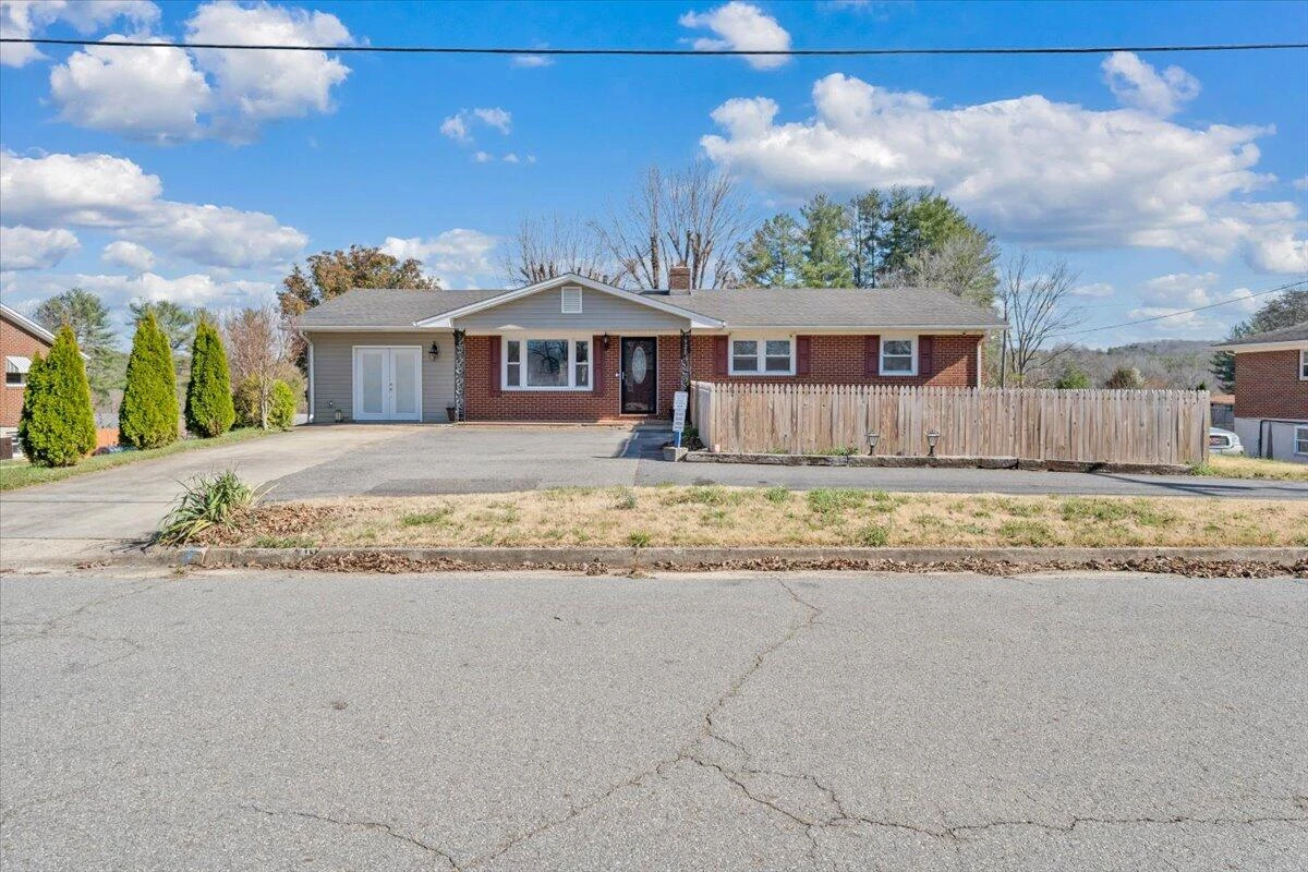 920 Ainsley ST - Photo 2