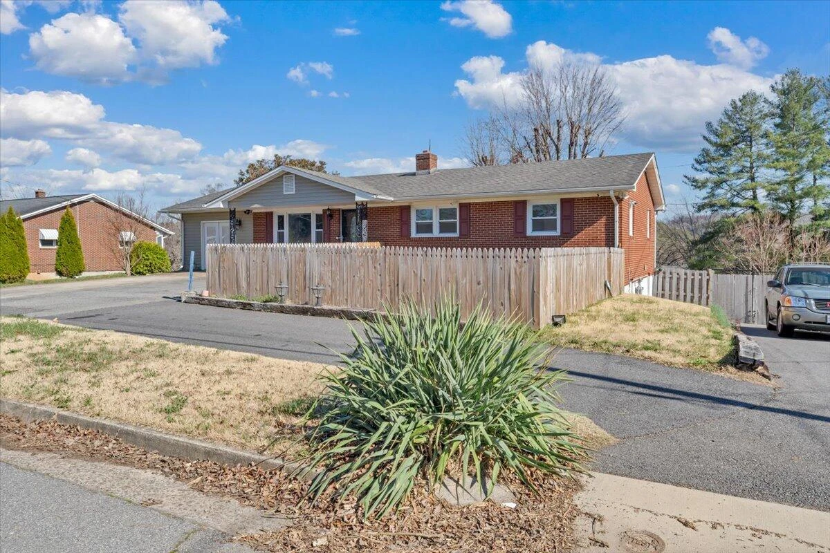 920 Ainsley ST - Photo 4