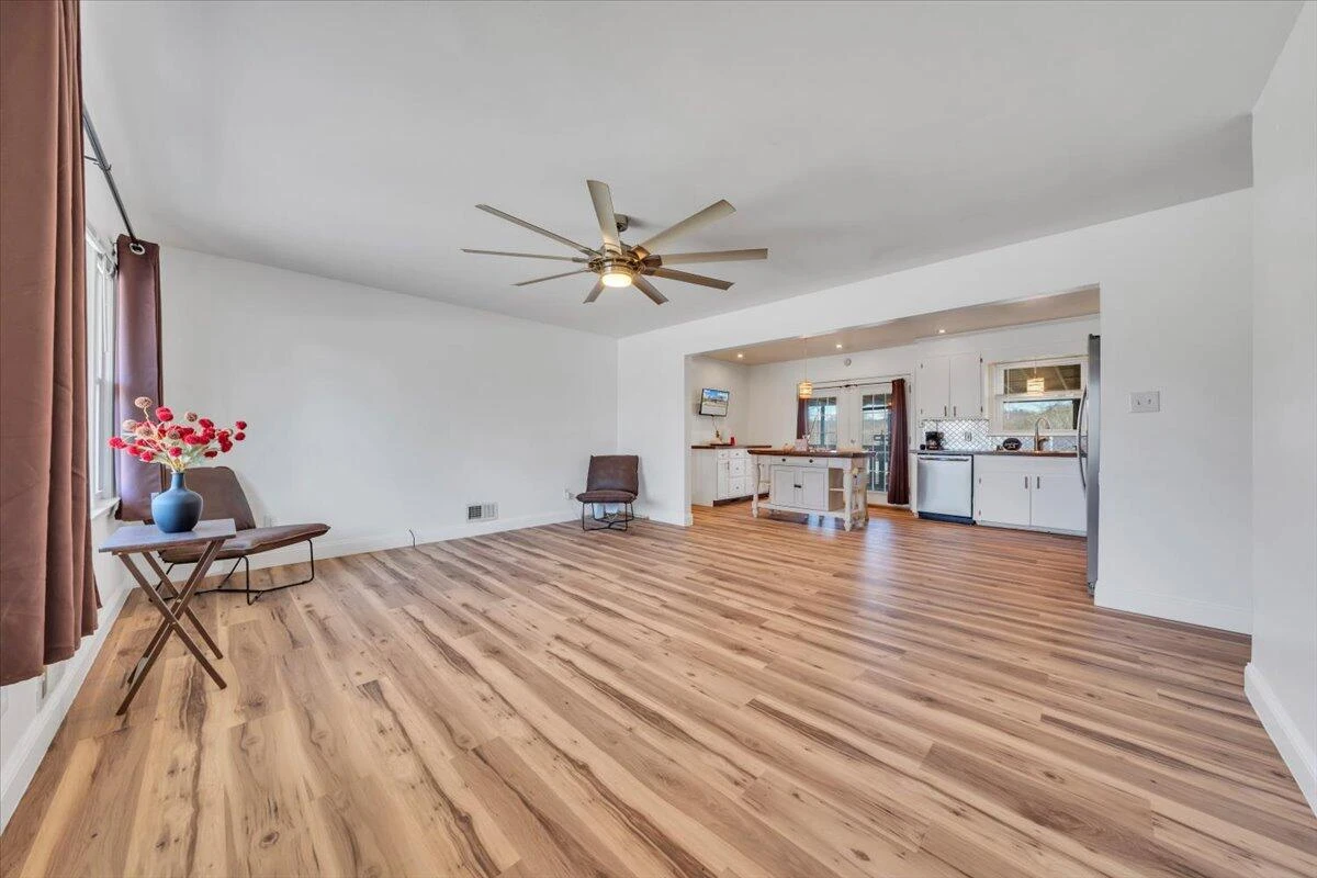 920 Ainsley ST - Photo 5
