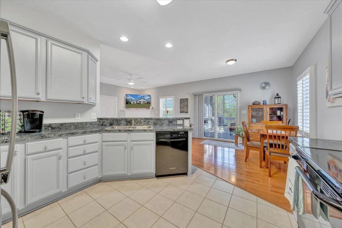 1034 Joffrey DR - Photo 12