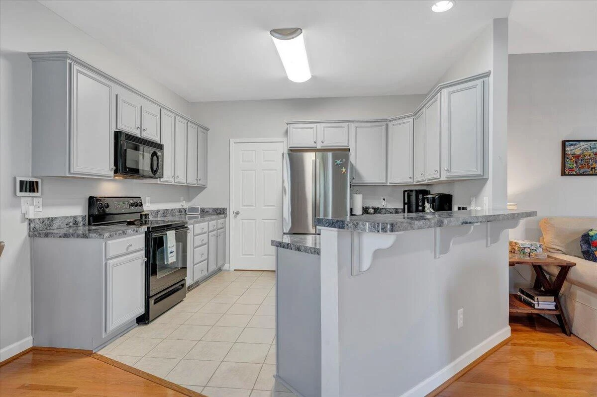 1034 Joffrey DR - Photo 4