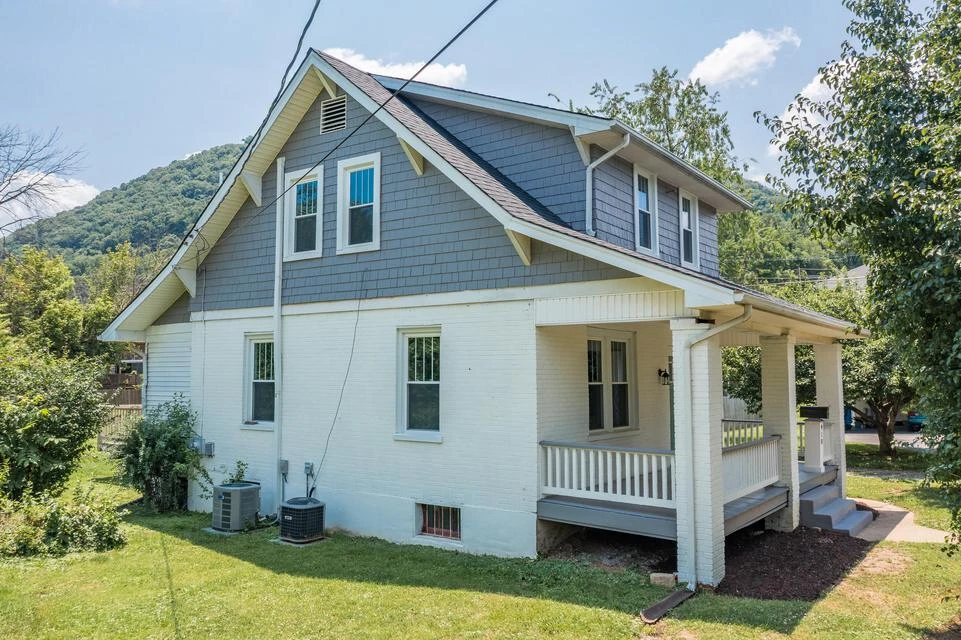 910 Ivy ST SE - Photo 2
