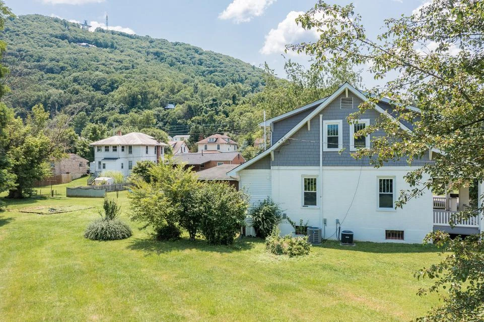910 Ivy ST SE - Photo 3