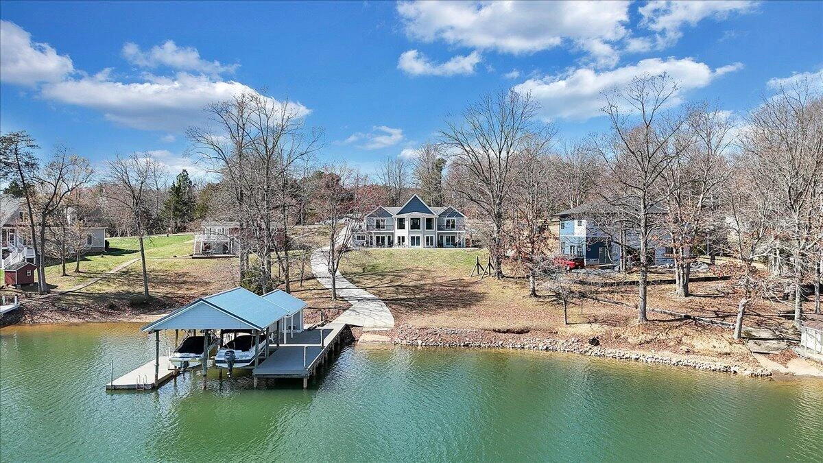 312 Spring DR