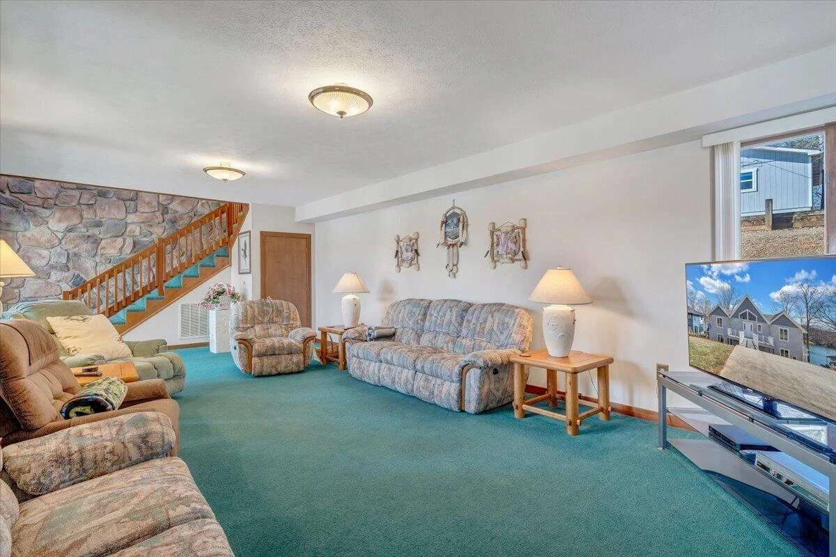 312 Spring DR - Photo 16