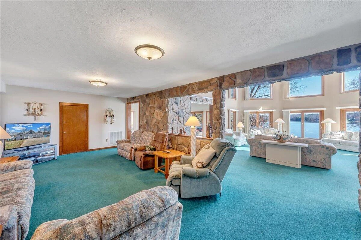 312 Spring DR - Photo 17