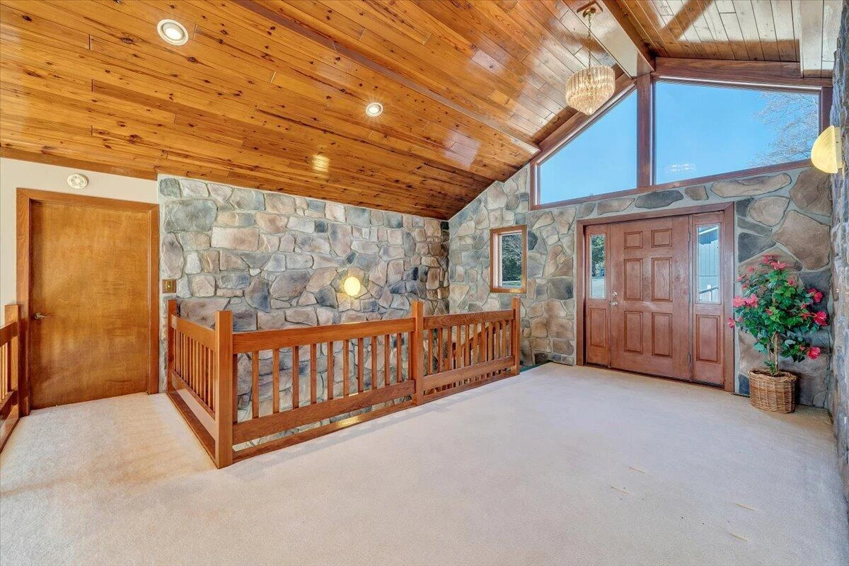 312 Spring DR - Photo 20