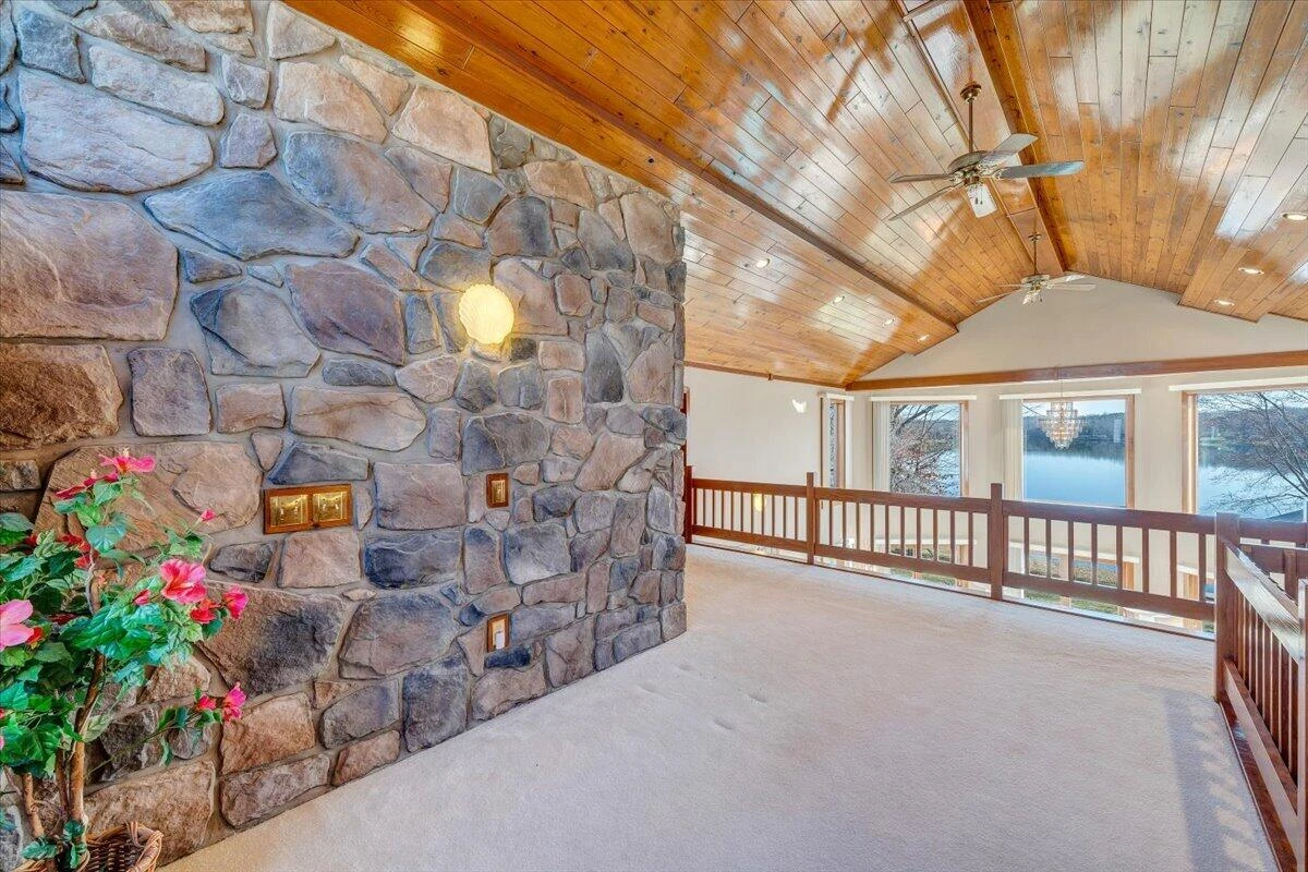 312 Spring DR - Photo 21
