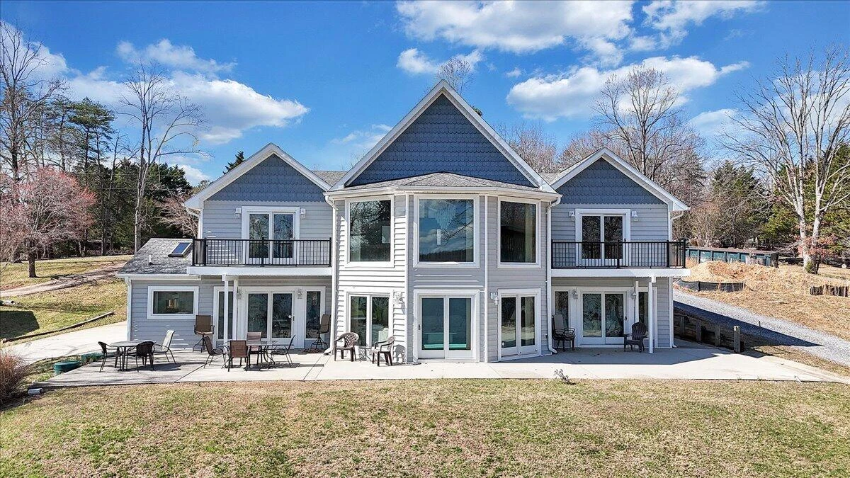 312 Spring DR - Photo 3