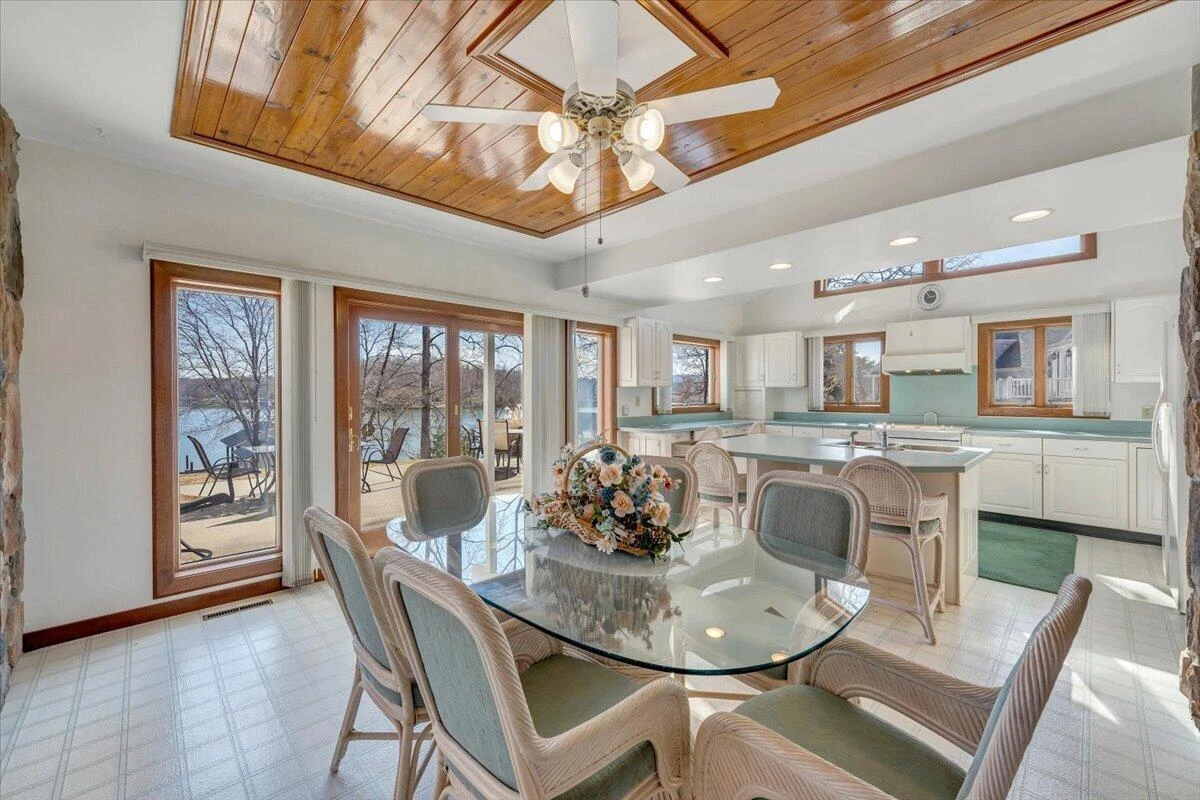 312 Spring DR - Photo 4