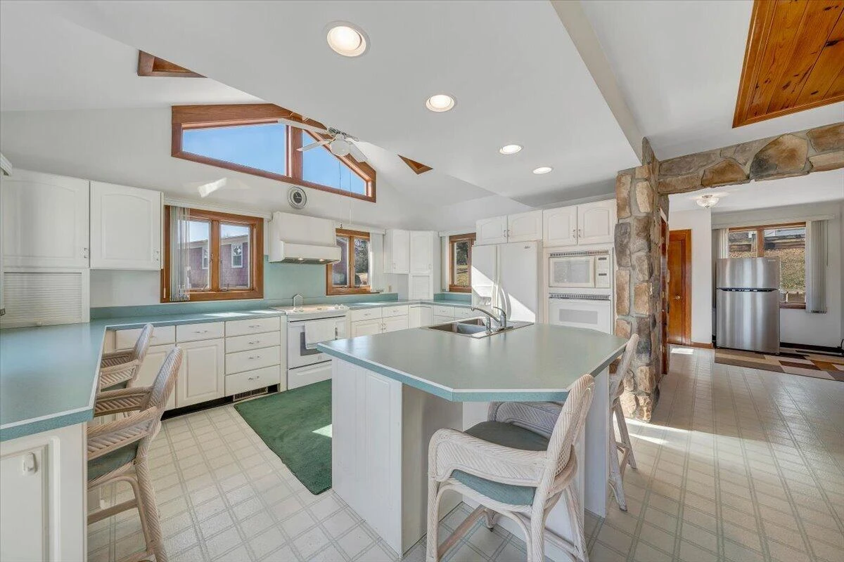 312 Spring DR - Photo 5