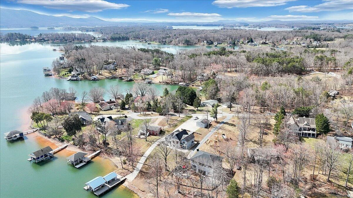 312 Spring DR - Photo 96