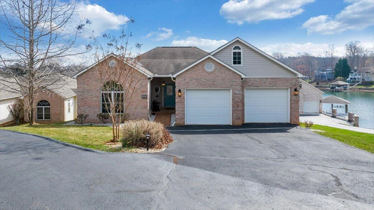 97 Lighthouse LN