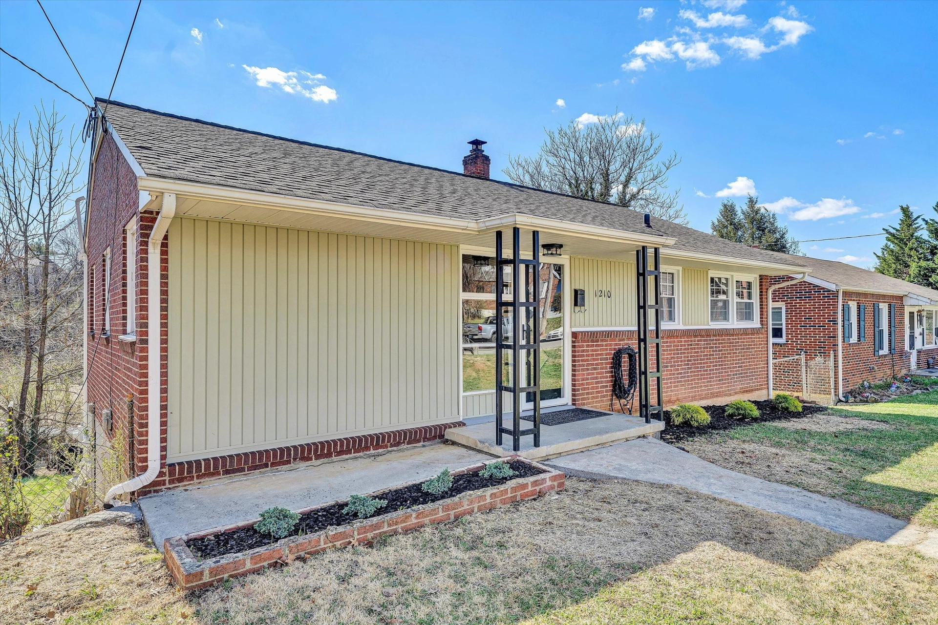 1210 Howbert AVE SW - Photo 5