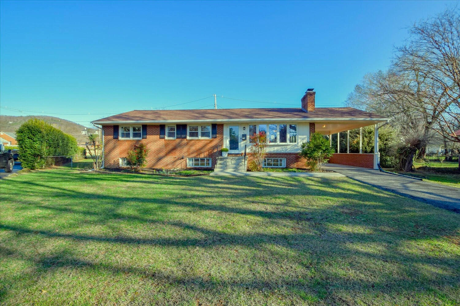 643 Fernwood DR