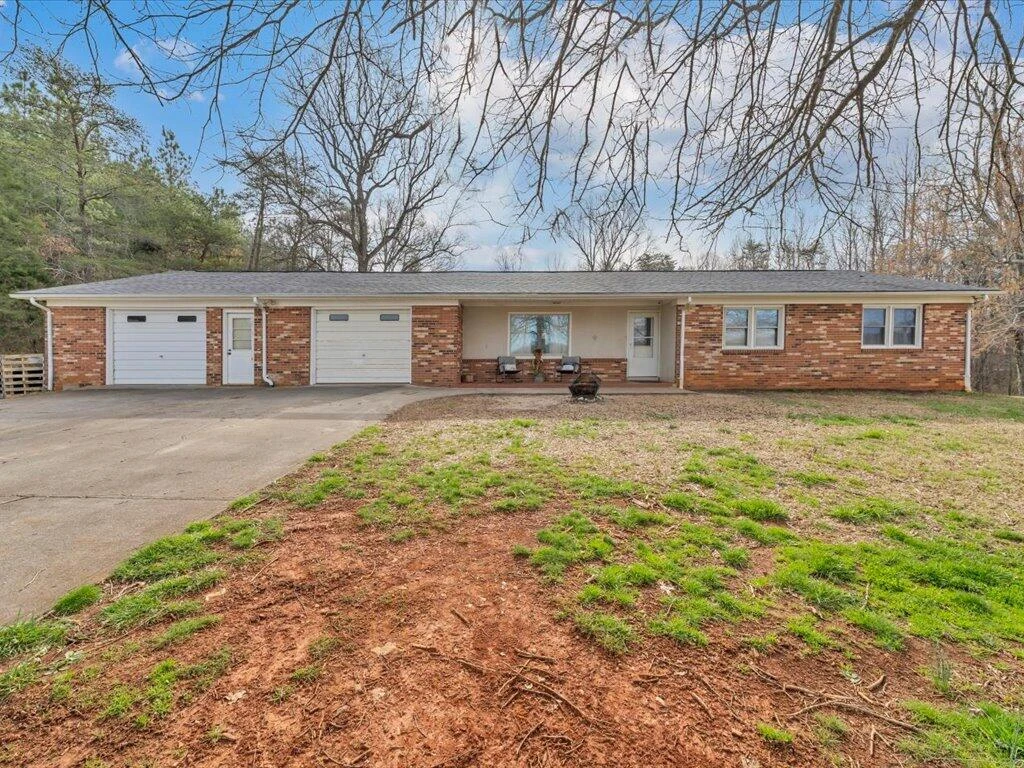 1136 S County Line RD