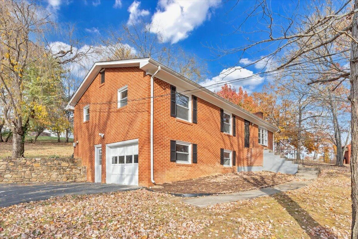 222 Maple DR - Photo 4