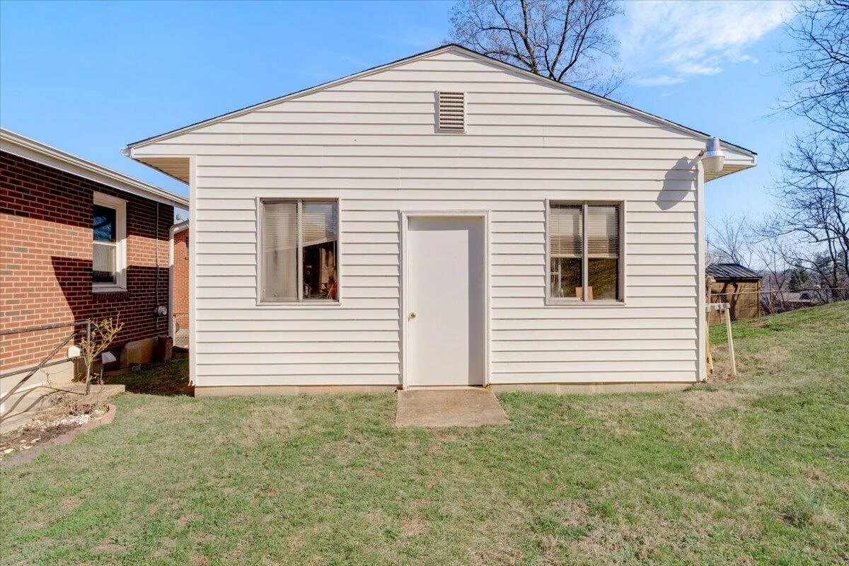 212 Cherryhill RD NW - Photo 14