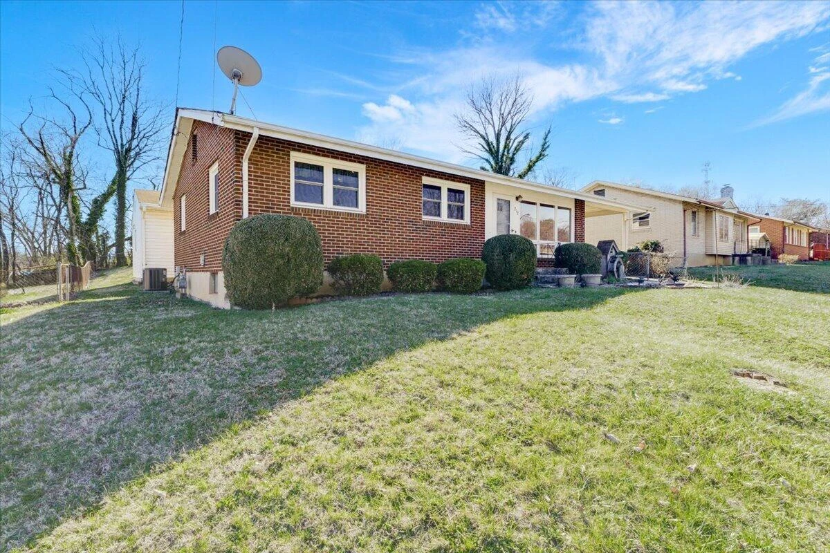 212 Cherryhill RD NW - Photo 2