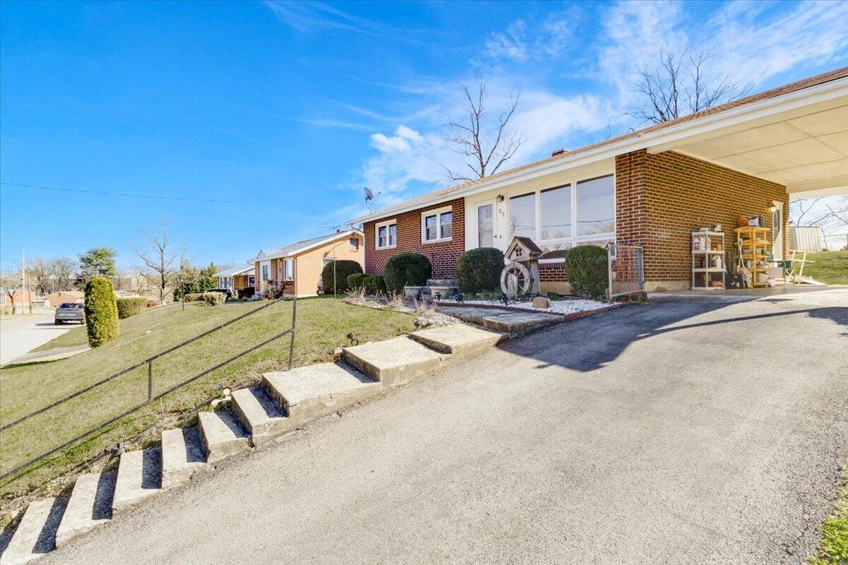 212 Cherryhill RD NW - Photo 3