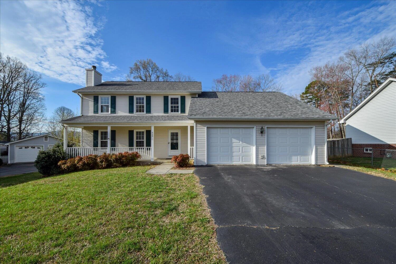 620 Duxbury LN