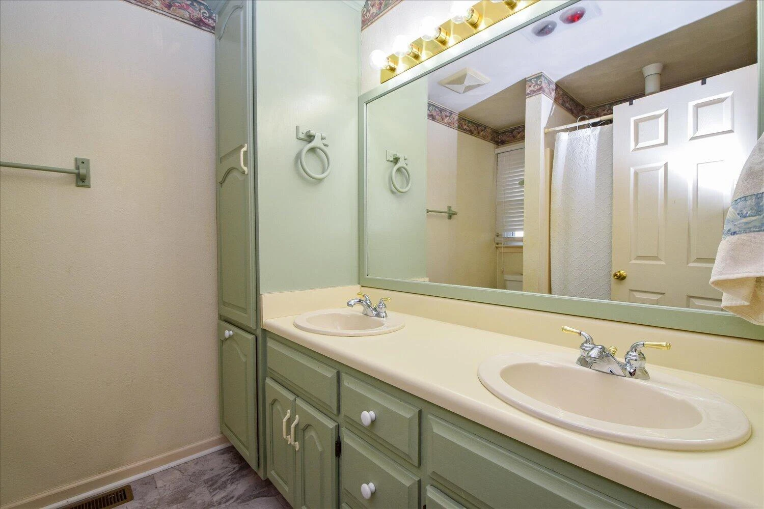 620 Duxbury LN - Photo 14