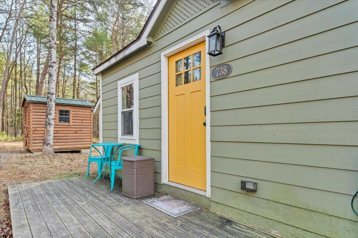 738 Jerry LN NE - Photo 2