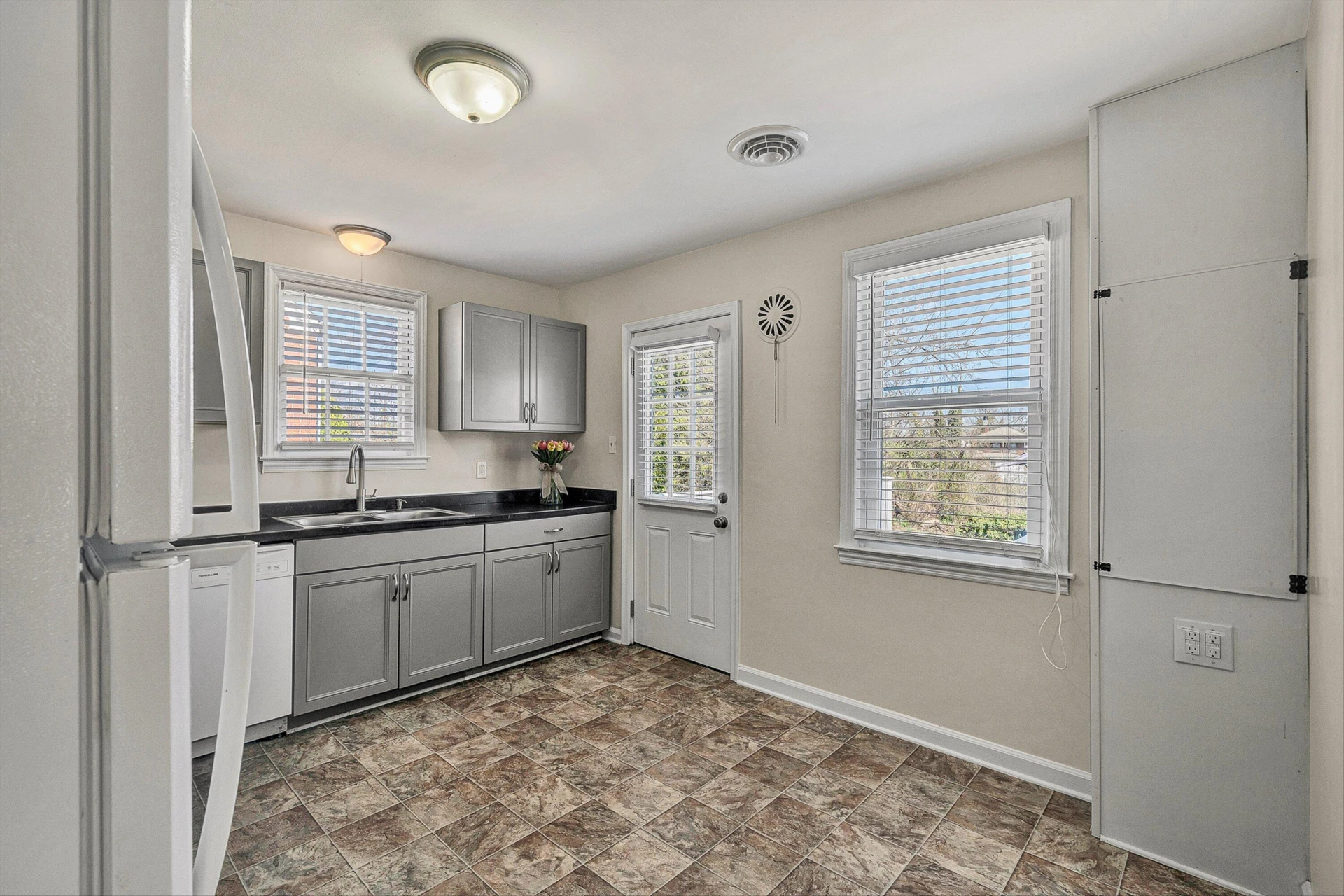 2705 Forest Hill AVE NW - Photo 9