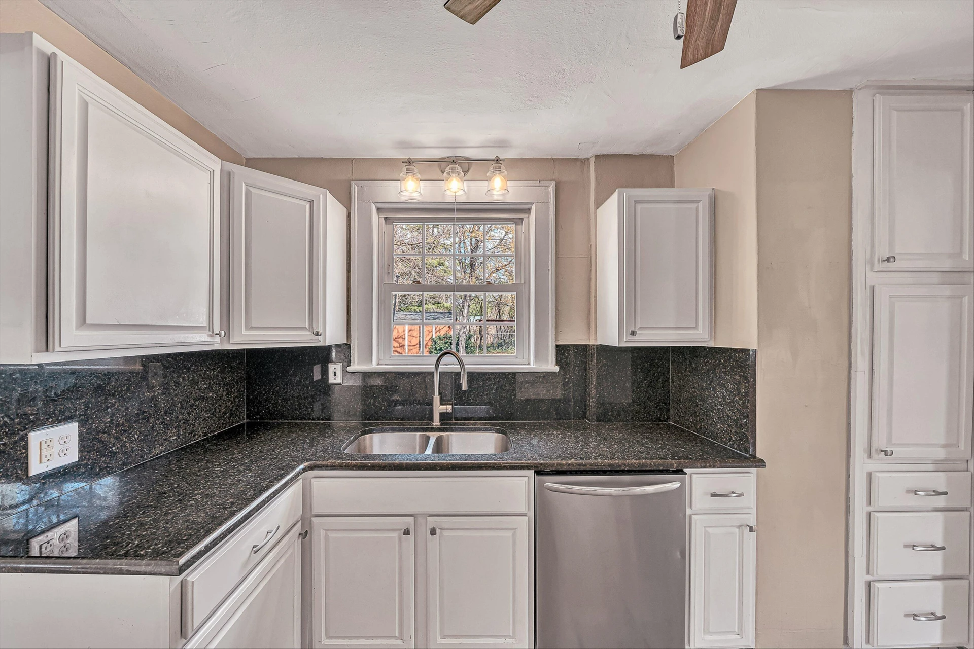 2405 Windsor AVE SW - Photo 11