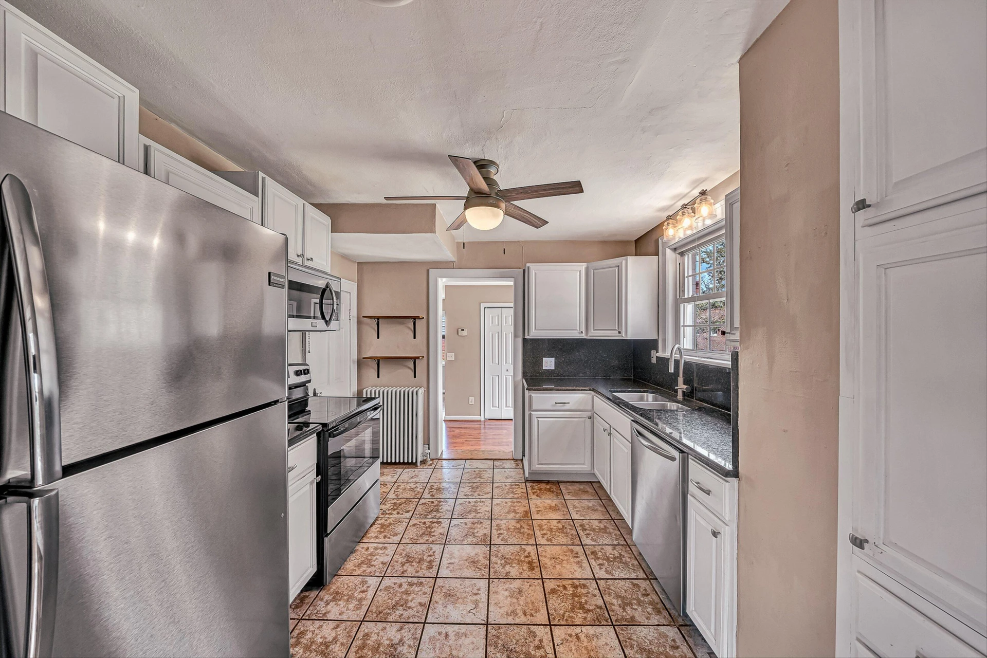 2405 Windsor AVE SW - Photo 12