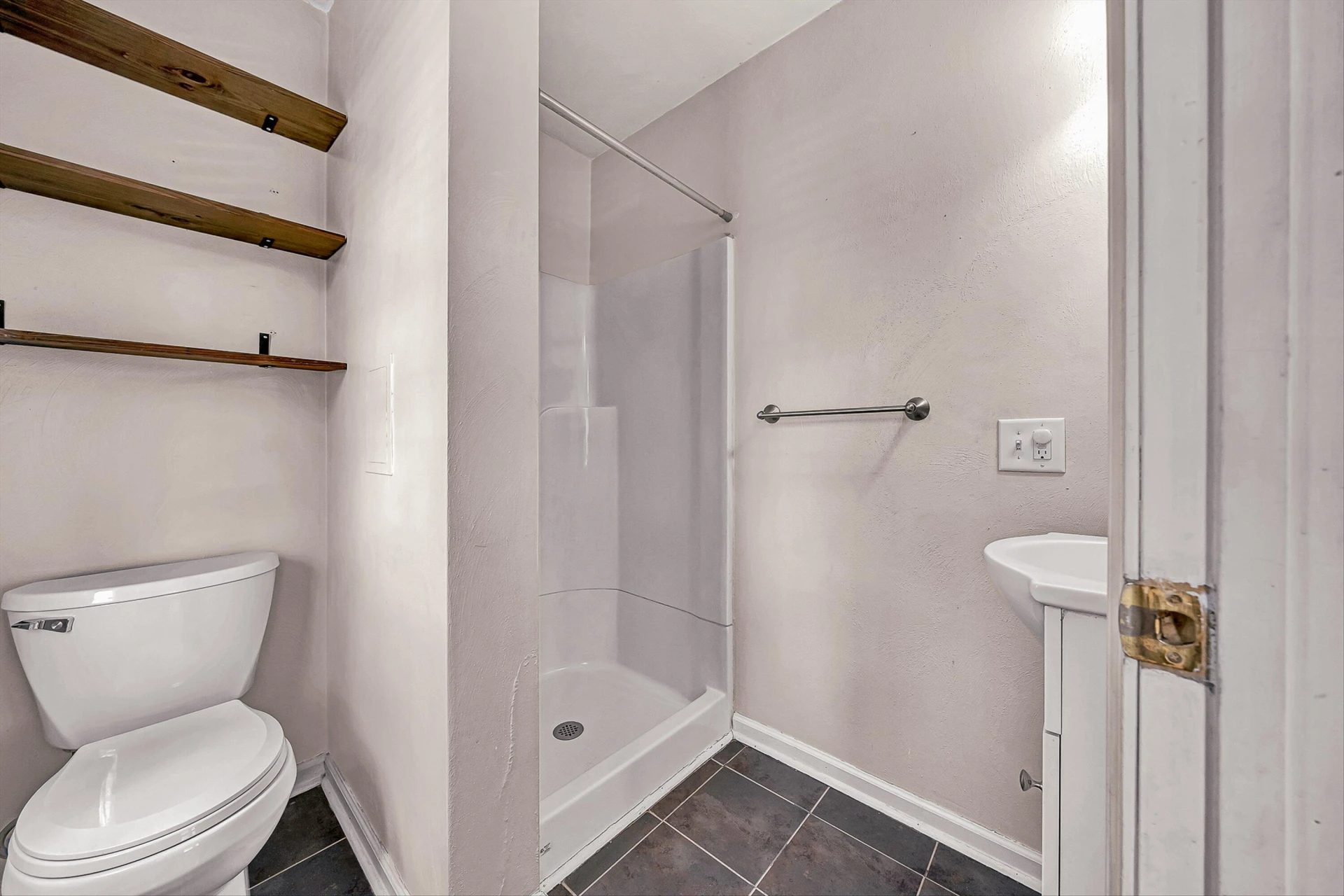 2405 Windsor AVE SW - Photo 15
