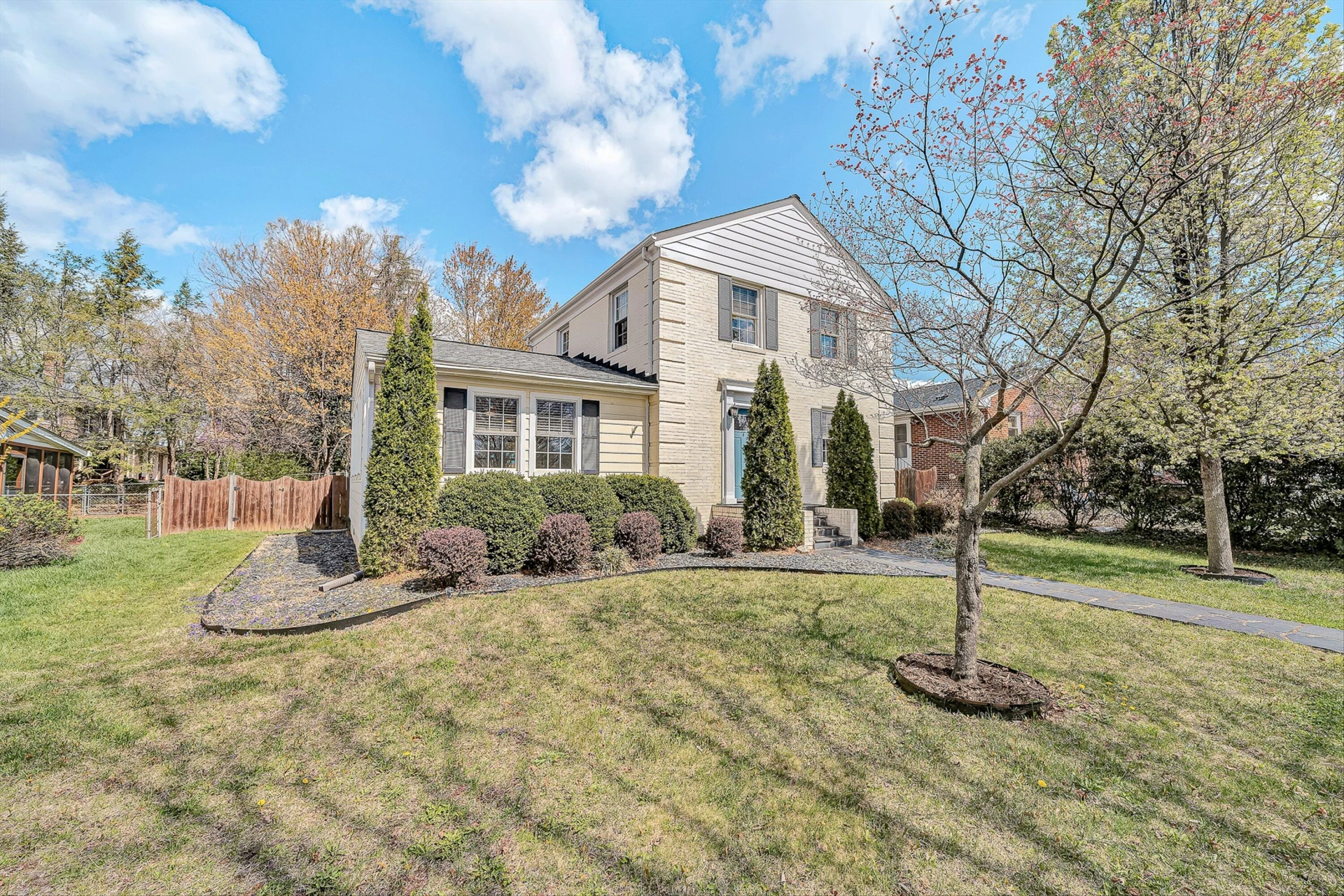 2405 Windsor AVE SW - Photo 2
