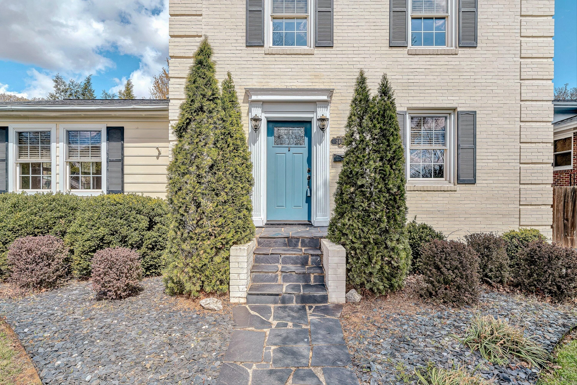 2405 Windsor AVE SW - Photo 3