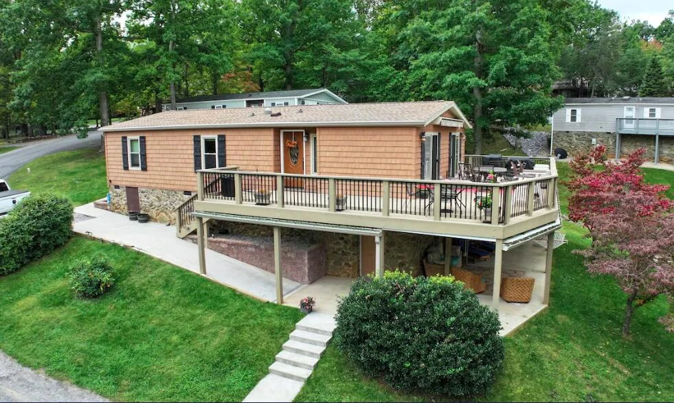 102 Hiram WAY
