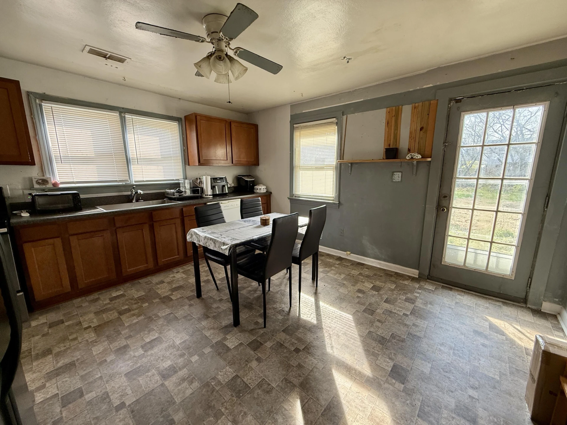 421 7th ST - Photo 3