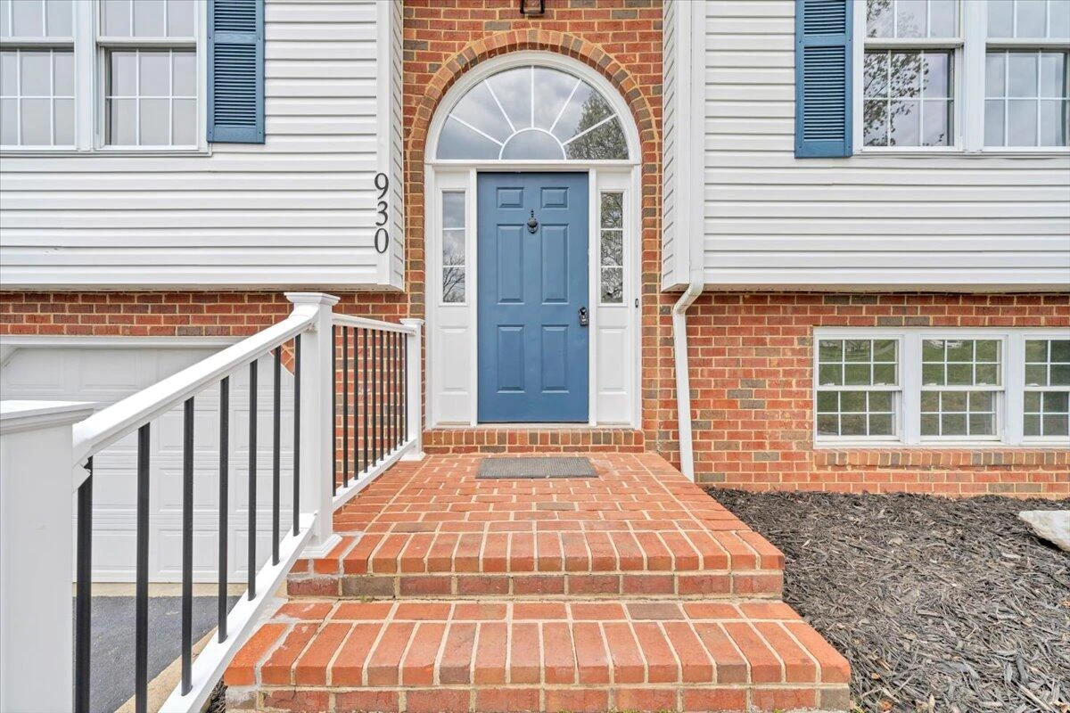 930 Brookfield LN - Photo 2