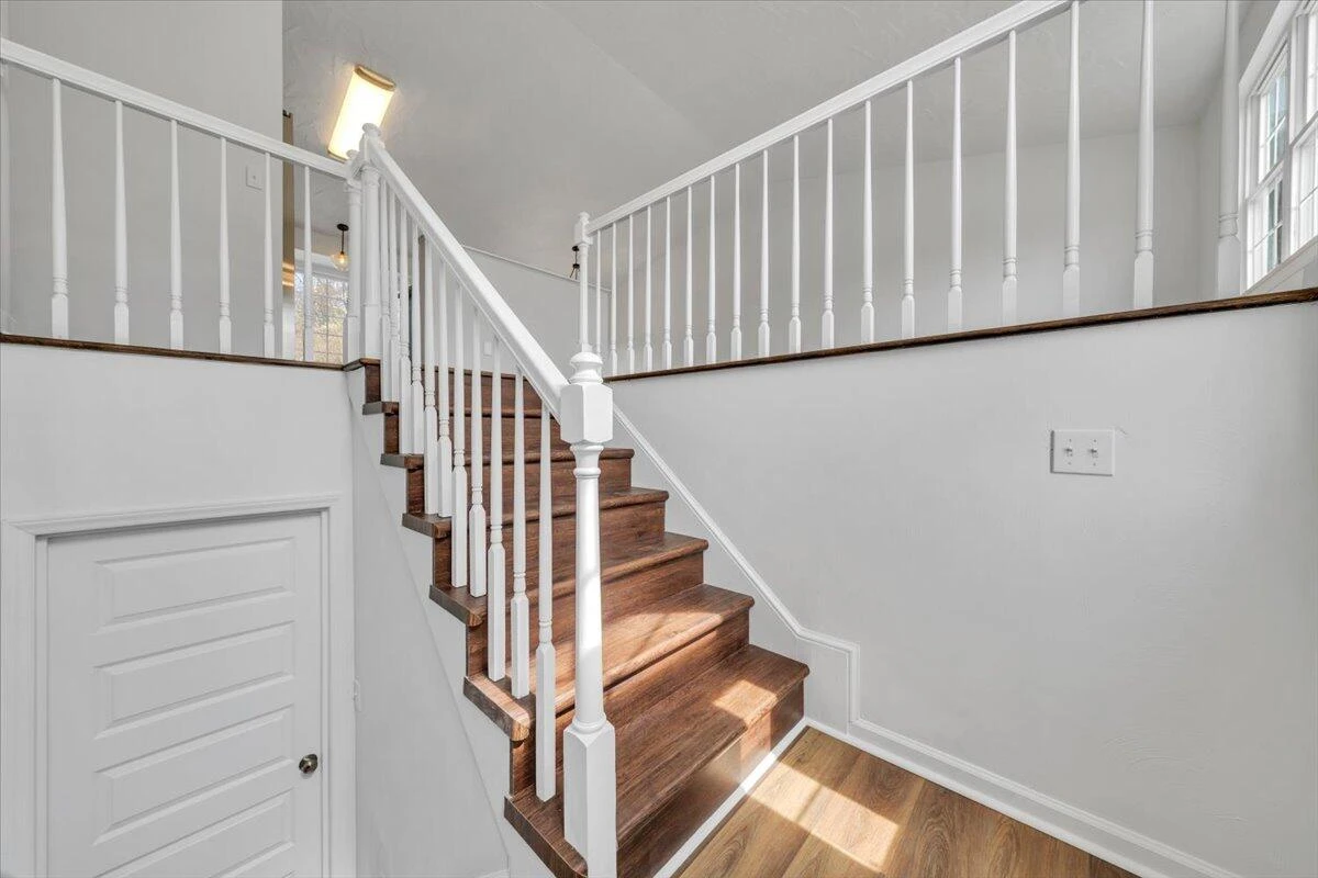 930 Brookfield LN - Photo 4